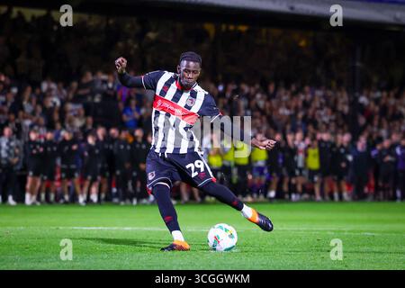 Cleethorpes, Großbritannien. August 2025. Clarke Oduor Elfmeterschießen beim Spiel Grimsby Town FC gegen Manchester United FC Carabao Cup 2. Runde im Blundell Park, Cleethorpes, England, Großbritannien am 27. August 2025 Credit: Phil Duncan/Every Second Media Credit: Every Second Media/Alamy Live News Stockfoto