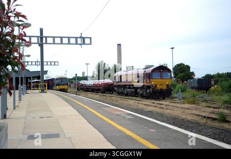 '165120' in Patform 5 des Didcot Parkway und '66092' in Didcot Yard. Stockfoto