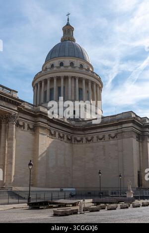 Paris, Frankreich, 08.25.2025 Seitenansicht des Panthéon im 5. Arrondissement von Paris an einem sonnigen Sommertag Stockfoto
