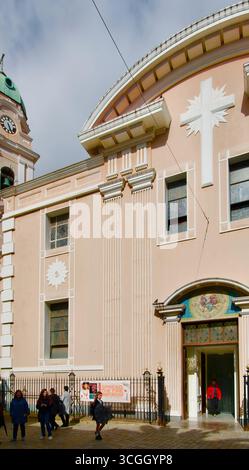 Fassade und Eingang zur Kathedrale von Saint Mary, der gekrönten katholischen Diözese von Gibraltar Main Street Gibraltar British Overseas Territory UK Stockfoto