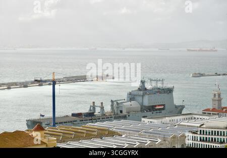 Die Royal Fleet Auxiliary Lyme Bay ist ein Hilfsschiff der Bay-Klasse, das auf der Basis der Royal Navy Gibraltar British Overseas Territory Europe vor Anker gebracht wurde Stockfoto