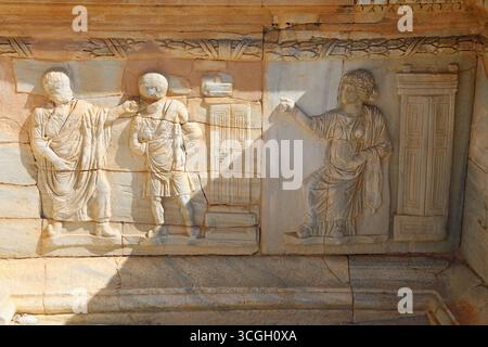 Darstellung eines Stückes, das auf dem Steinpulpitum des römischen Theaters in Sabratha gemeißelt wurde Stockfoto