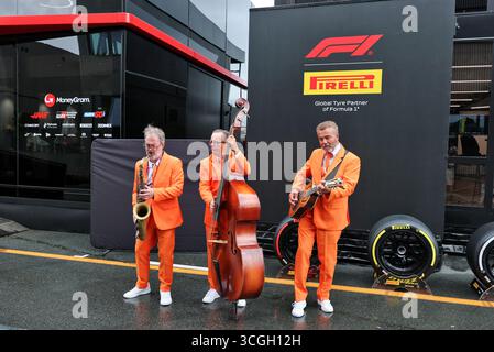 Zandvoort, Niederlande. August 2025. Fahrerlager-Atmosphäre - Musiker. 28.08.2025. Formel-1-Weltmeisterschaft, Rd 15, Grand Prix Der Niederlande, Zandvoort, Niederlande, Vorbereitungstag. Quelle: James Moy/Alamy Live News Stockfoto