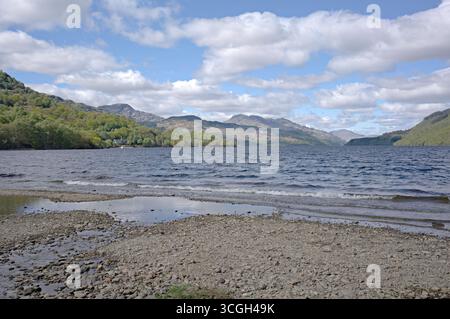Blick nach Norden auf den See in Richtung Ben Vorlich und die entfernten Tyndrum Hügel vom Firkin Point am Loch Lomond, Schottland. Stockfoto