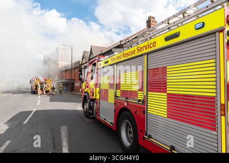 Essex County Fire and Rescue Service am Ort eines Brandes in Westcliff on Sea, Southend on Sea, Essex, in der Nähe des Palace Theatre, London Road Stockfoto