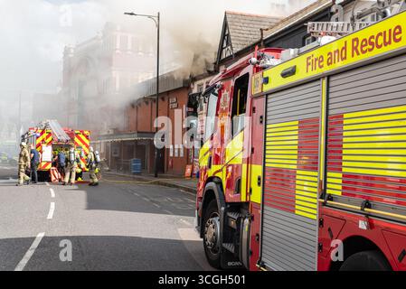 Essex County Fire and Rescue Service am Ort eines Brandes in Westcliff on Sea, Southend on Sea, Essex, in der Nähe des Palace Theatre, London Road Stockfoto