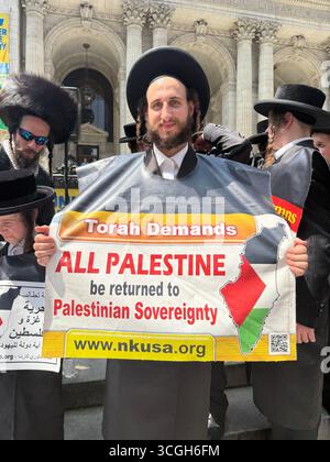 Eine der NYC-Demonstrationen, die „Free Palestine and stop the Slaughter in Gaza“ und Märsche auf den Stufen der New York Public Library auf der 5th Avenue in der 42nd Street in Midtown Manhattan führen. Orthodoxe chassidische Juden protestieren gegen die Regierung Israels. Stockfoto