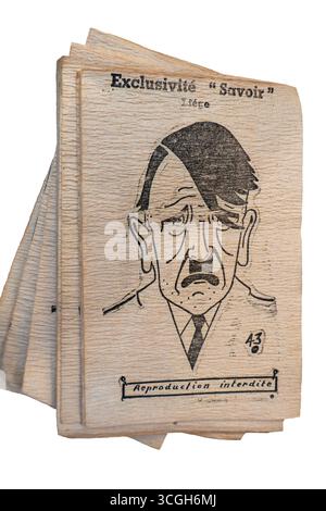 Nahaufnahme von 1943 alten belgischen Weltkrieg zwei Blätter Toilettenpapier mit dem 2. Weltkrieg Porträt von Adolf Hitler auf weißem Hintergrund Stockfoto