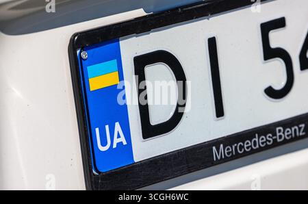 Dachsen, Schweiz, 10. Mai 2025: Ein ukrainisches Kennzeichen aus der Region Dnipropetrovsk in der Schweiz. (Foto: Andreas Haas/dieBildmanufaktur Stockfoto