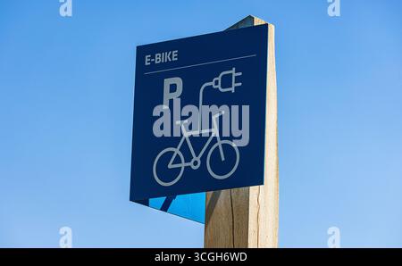 Dachsen, Schweiz, 10. Mai 2025: Ein Schild weist auf eine Ladestation für Elektrofahrräder hin. (Foto: Andreas Haas/dieBildmanufaktur) Stockfoto