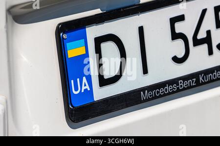 Dachsen, Schweiz, 10. Mai 2025: Ein ukrainisches Kennzeichen aus der Region Dnipropetrovsk in der Schweiz. (Foto: Andreas Haas/dieBildmanufaktur Stockfoto