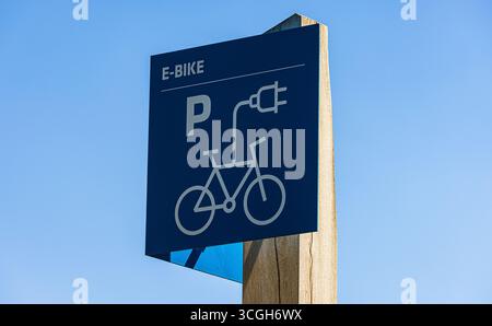 Dachsen, Schweiz, 10. Mai 2025: Ein Schild weist auf eine Ladestation für Elektrofahrräder hin. (Foto: Andreas Haas/dieBildmanufaktur) Stockfoto