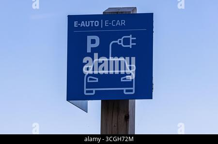 Dachsen, Schweiz, 10. Mai 2025: Ein Schild weist auf eine Ladestation für Elektroautos hin. (Foto: Andreas Haas/dieBildmanufaktur) Stockfoto