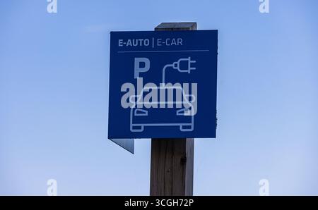 Dachsen, Schweiz, 10. Mai 2025: Ein Schild weist auf eine Ladestation für Elektroautos hin. (Foto: Andreas Haas/dieBildmanufaktur) Stockfoto