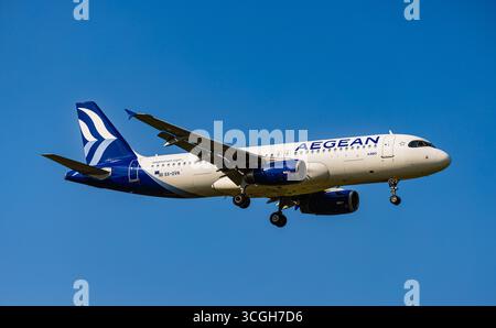 Zürich, Schweiz, 4. Juli 2025: Ein Aegean Airlines Airbus A320-232 nähert sich der Start- und Landebahn des Flughafens an. Registrierung SX-DVN (Andreas Haas/d Stockfoto