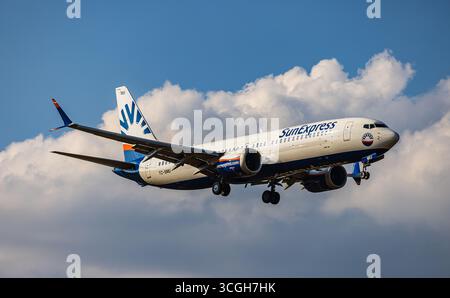Zürich, Schweiz, 4. Juli 2025: Eine Boeing 737-8MAX, betrieben von Sun Express, ist auf dem letzten Anflug zur Start- und Landebahn des Flughafens. Registrierung TC-SMU (Andreas Stockfoto