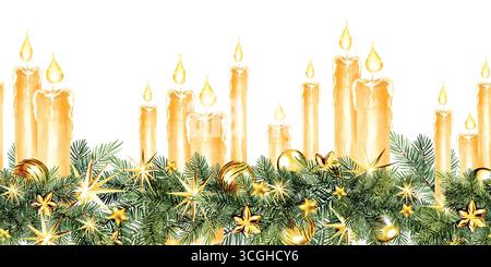 Goldene Weihnachtskugeln, Kugeln, Sterne, Kerzen, Dekoration, handgezeichnete Skizze von grünen Tannenzweigen mit Weihnachtsbaumspielzeug, nahtloser Bor Stockfoto