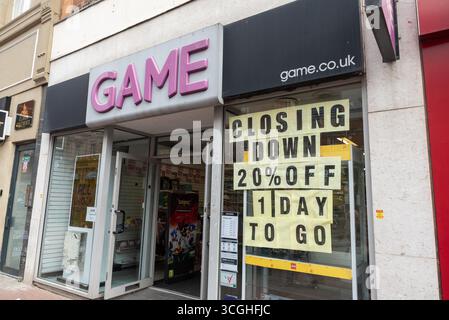Spieleshop in der High Street von Southend on Sea, Essex, Großbritannien, schließt in einem Tag. Verkaufsabschluss und Countdown bis zum Abschluss. Game Retail Ltd Stockfoto
