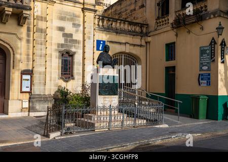 Gozo, Malta – 23. Juni 2021: Redaktionelles Bild der Bronzestatue von Saverio Cassar vor dem Touristeninformationsbüro in Victoria. Stockfoto