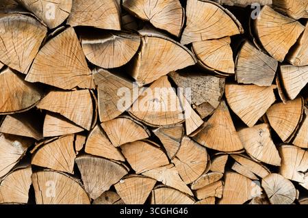 Ordentlich angeordneter Holzvorrat für den Winter. Stockfoto