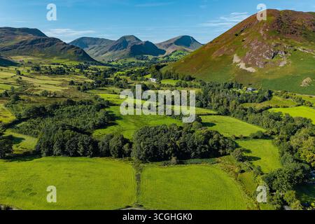 Malerischer Blick über das ruhige Newlands Valley in der Nähe von Keswick an einem sonnigen Tag Stockfoto
