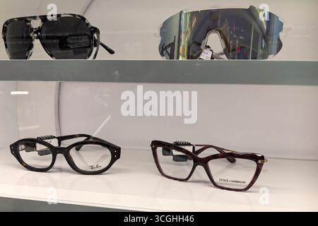 Wroclaw, Polen - 16. August 2025: Trendige Sonnenbrillen und Brillen präsentieren Designerstile in einer eleganten Vitrine. Stockfoto
