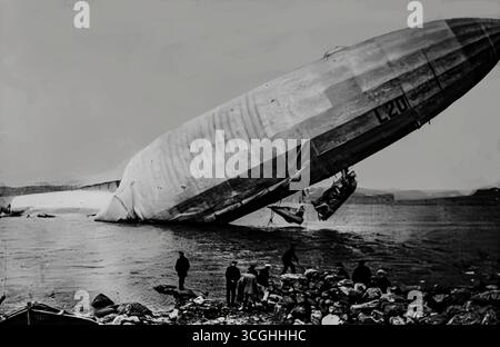 Archivbild aus L’Illustration, 20. Mai 1916, zeigt den deutschen Zeppelin L20, der nach unkontrolliertem Driften an einer norwegischen Küste gestrandet ist. Die Gondel liegt kaputt, als sich die Einheimischen dem Wrack nähern. Dieses eindrucksvolle Foto dokumentiert das Schicksal eines von drei deutschen Zeppelinen, die in nur drei Tagen zerstört wurden, und unterstreicht die Gefahren, denen die deutsche Luftflotte während des Ersten Weltkriegs ausgesetzt war. Stockfoto