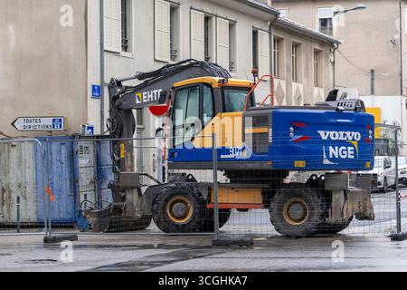 Nancy, Frankreich - Blick auf einen Radbagger Volvo EW180E für Arbeiten an einem Abwassersammler auf einer Baustelle. Stockfoto