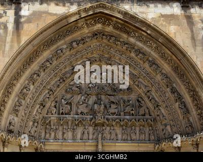 Das Tympanon über der sakramentalen Tür der Kathedrale der Heiligen Maria von Burgos Stockfoto