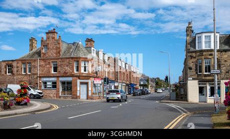Main Street, Gullane, East Lothian, Schottland – ein berühmtes Golfziel an der schottischen Golfküste mit erstklassigen Links-Golfplätzen. Stockfoto