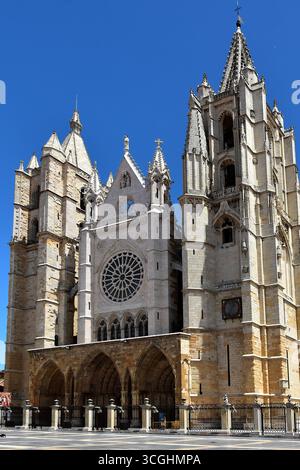 Die Hauptfassade der Kathedrale der Heiligen Maria von León Stockfoto