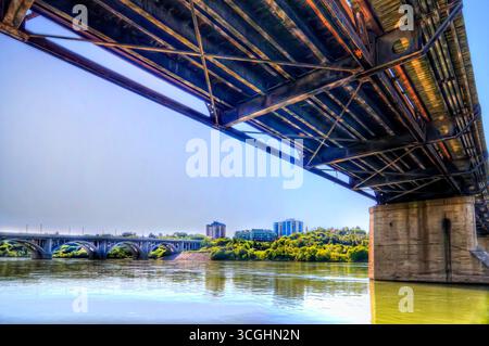 Die wiederaufgebaute Verkehrsbrücke aus Stahl überspannt den South Saskatchewan River und verbindet die Innenstadt von Saskatoon wieder mit der Ostseite. Stockfoto