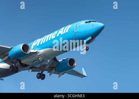 Larnaca, Zypern - 29. Juni 2024: Amazon Prime Air benannte Frachtflugzeug Boeing 737-800, das sich dem internationalen Flughafen Larnaca in Zypern nach landin nähert Stockfoto