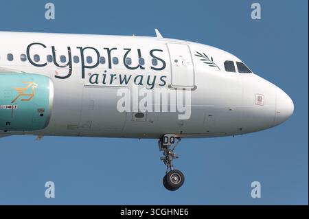 Larnaca, Zypern - 29. Juni 2024: Weißes Passagierflugzeug landet am Larnaca International Airport in Zypern mit klarem blauem Himmel Stockfoto