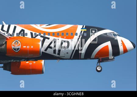 Larnaka, Zypern - 29. Juni 2024: Nahaufnahme eines Boeing 737-700-Flugzeugs mit Shakhtar Donetsk-Lackierung während eines Fluges über Larnaka Stockfoto
