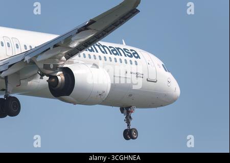 Larnaca, Zypern - 29. Juni 2024: Lufthansa Airbus A321 Neo landet auf Larnaca International Airport, Zypern, mit ausgefahrenem Fahrwerk und heruntergeklappten Klappen Stockfoto