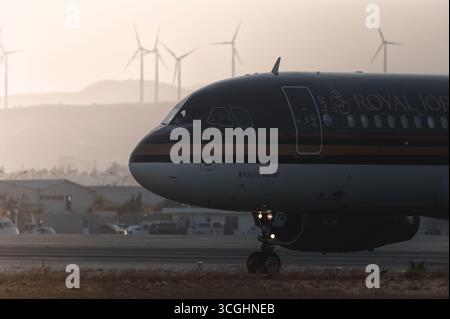 Larnaca, Zypern - 29. Juni 2024: Royal Jordanian Airbus A320-232 Flugzeug auf der Landebahn des Larnaca International Airport mit Windturbinen im bac Stockfoto