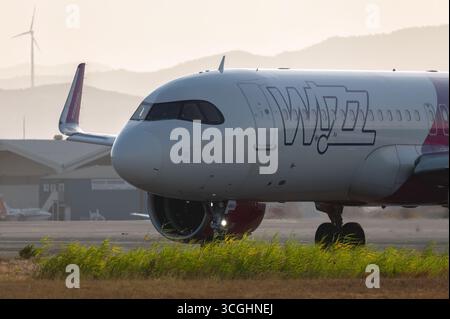 Larnaca, Zypern - 29. Juni 2024: Wizz Air Airbus auf der Landebahn am Larnaca International Airport, der das Wesen des Reisens in Zypern erfasst Stockfoto