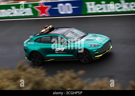 Zandvoort, Niederlande. August 2025. F1 Medical Car, Aston Martin DBX, F1 Grand Prix der Niederlande auf dem Circuit Zandvoort am 28. August 2025 in Zandvoort, Niederlande. (Foto von HOCH ZWEI) Credit: dpa/Alamy Live News Stockfoto