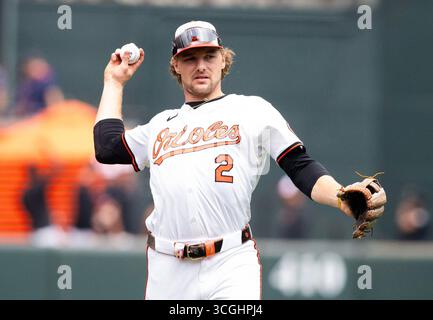 Baltimore, USA. August 2025. BALTIMORE, MD - 28. AUGUST: Der Shortstop Baltimore Orioles Gunnar Henderson (2) wirft am 28. August 2025 im Oriole Park at Camden Yards in Baltimore, Maryland, zum ersten Mal während eines MLB-Spiels zwischen den Baltimore Orioles und den Boston Red Sox. (Foto: Tony Quinn/SipaUSA) Credit: SIPA USA/Alamy Live News Stockfoto