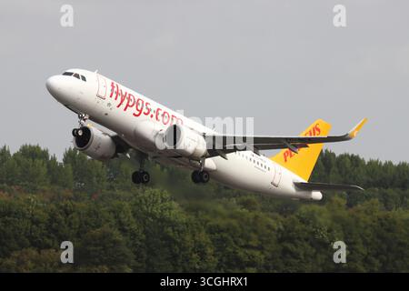 TC-NCA, Pegasus Airlines, Airbus A320neo, Abfahrt London Stansted Airport, Essex, Großbritannien am 27. August 2025 Stockfoto