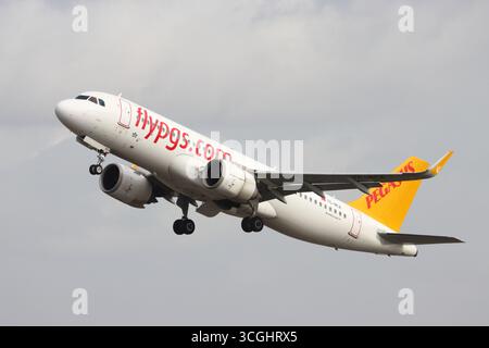 TC-NCA, Pegasus Airlines, Airbus A320neo, Abfahrt London Stansted Airport, Essex, Großbritannien am 27. August 2025 Stockfoto