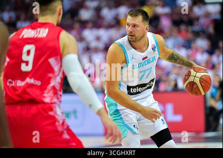 Kattowitz, Polen. August 2025. Luka DONCIC aus Slowenien (77, weißes Trikot) wurde während des FIBA EuroBasket 2025 Gruppenspiel zwischen Slowenien und Polen (Endstand - 95:105) im Stadion Spodek Arena Kattowitz, Polen, gesehen. Quelle: Robert Skalski/Alamy Live News Stockfoto