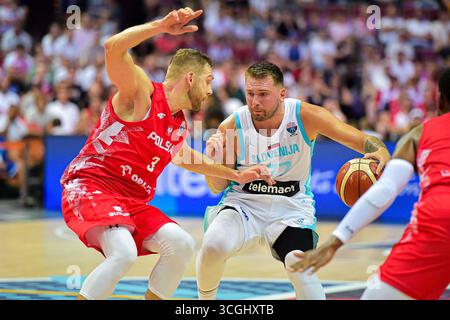 Kattowitz, Polen. August 2025. Luka DONCIC aus Slowenien (77, weißes Trikot) wurde während des FIBA EuroBasket 2025 Gruppenspiel zwischen Slowenien und Polen (Endstand - 95:105) im Stadion Spodek Arena Kattowitz, Polen, gesehen. Quelle: Robert Skalski/Alamy Live News Stockfoto