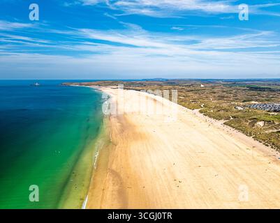 Hayle Beach und Hayle Estuary von Drone, St Ives Bay, Cornwall, England Stockfoto