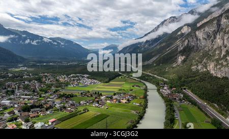 Aus der Vogelperspektive auf das Dorf Haiming und den inn in Tirol, Österreich, mit der inntaler Autobahn a12, die sich durch das Tal schlängelt Stockfoto