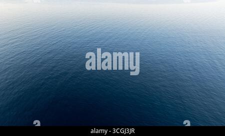 Ruhiges blaues Meer, das einen Gradienteneffekt in Kassandra, Griechenland, erzeugt Stockfoto