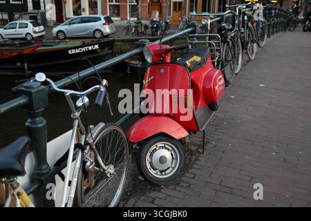 Amsterdam, Holland - 22. April: Fotografieren Sie den Roller am 22. April 2017 in Amsterdam, Holland. Stockfoto