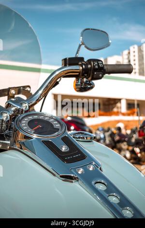 Armaturenbrett und Lenker eines Harley-Davidson Fat Boy mit zentralem analogem Tachometer, Chromverkleidung und ergonomischen Griffen. Stockfoto