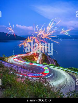 Der Lake Toba in Nord-Sumatra, Indonesien, ist ein atemberaubendes Reiseziel, das die atemberaubende natürliche Schönheit der Region zeigt Stockfoto